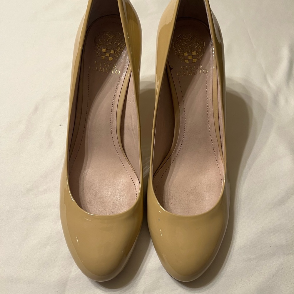 Vince Camuto Nude Round Pumps